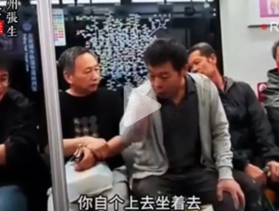 北京地铁五号线事件又升级啦！
营销号追这热点没完没了，
屁大点事各种上升热度！
