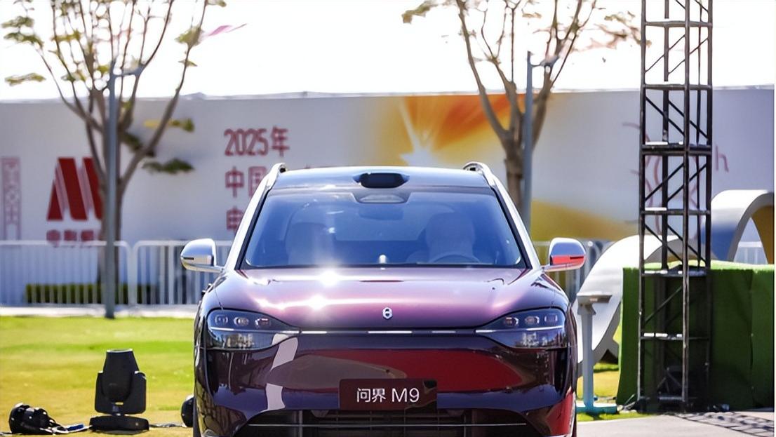 问界M9携手2025中国金鸡百花电影节 树立科技+艺术跨界融合典范