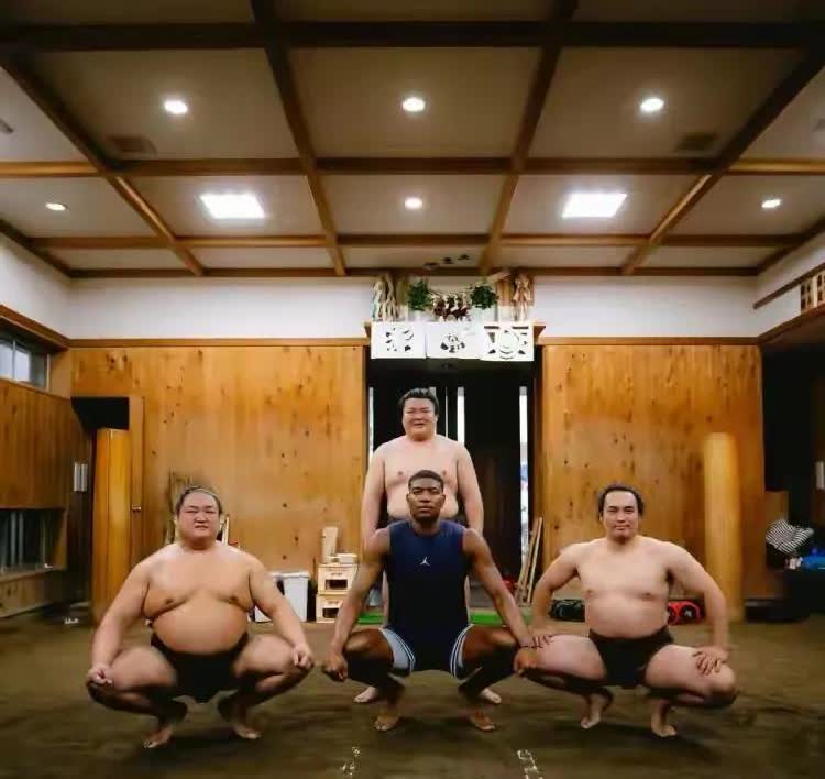 湖人大将八村垒真是强壮如牛啊！今天八村垒更新社媒，晒出了自己在休赛期和相扑运动员