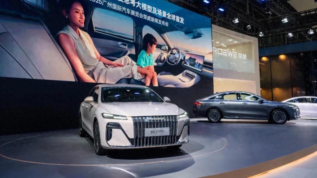 当AI有了“活人感”，车市下半场亮起来丨人汽