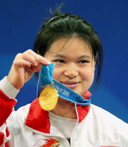 2003年，奥运冠军陈晓敏，退役后却339万卖掉所有金牌，随后一转身，她带着家人