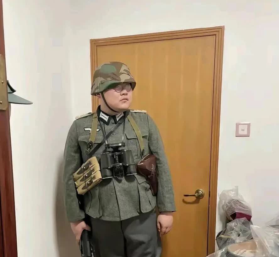 表弟这两年不知抽了什么疯，变成了狂热的军事发烧友，尤其对二战德军，日军，美军的装