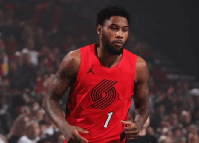 据开拓者官方消息，布雷克-韦斯利右脚第五跖骨骨折，伤病发生于北京时间周六在摩达中