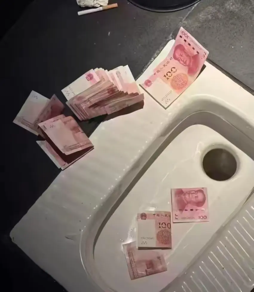 酒吧厕所里的，要不要捡？