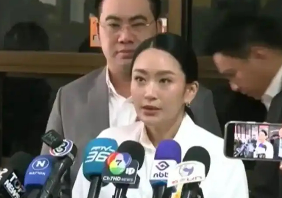 佩通坦这一哭，或许真能成为她政治翻盘的关键一步。在泰国平民区遭柬埔寨炮击后，她现
