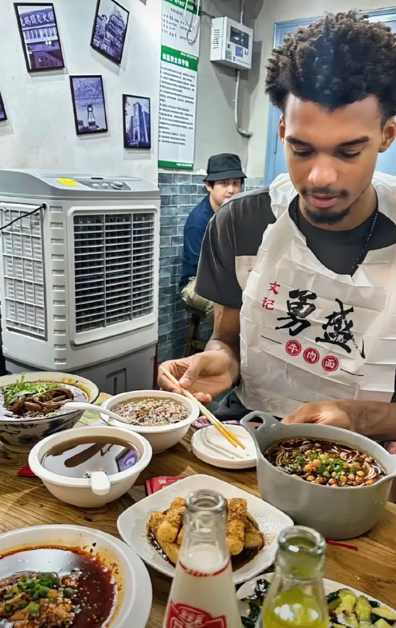 文班亚马来中国了！！！文班亚马现身北京，疑似开启中国行！

文班亚马突然更新了社