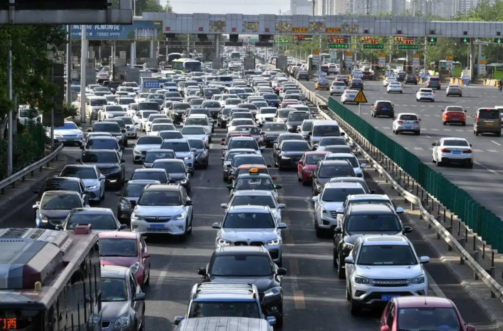 高速公路在过节时容易堵车，本质原因是平时收费太高导致的。
现在基本上就是每公里5