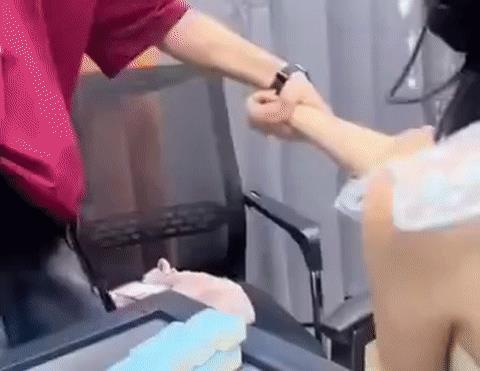 女子和朋友打麻将抽皮条，网友：牌技不知道，人品倒是不错！