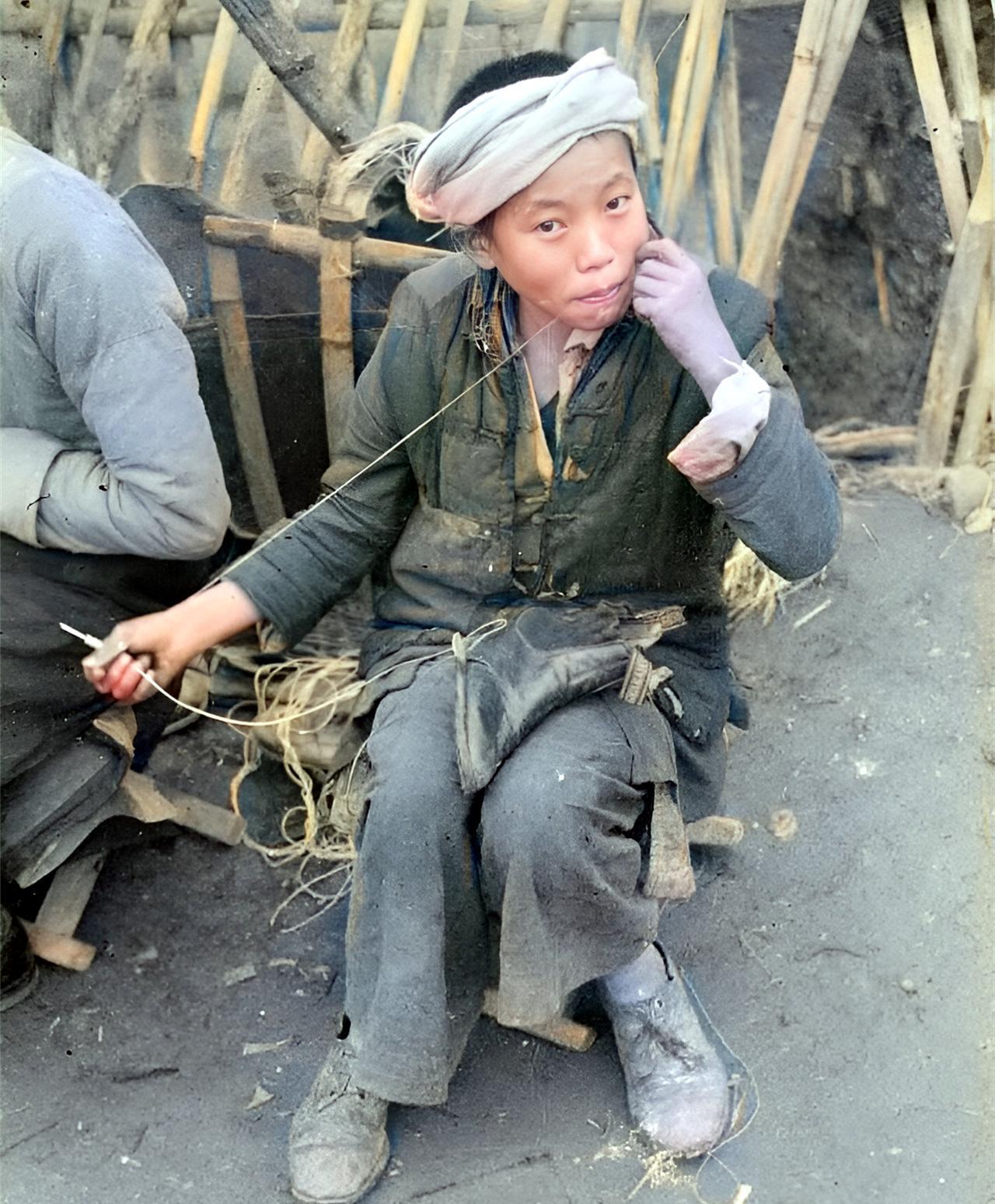 1944年，延安，一名年轻的小鞋匠在缝补一只皮鞋。今天，这样的皮鞋在垃圾箱中都能