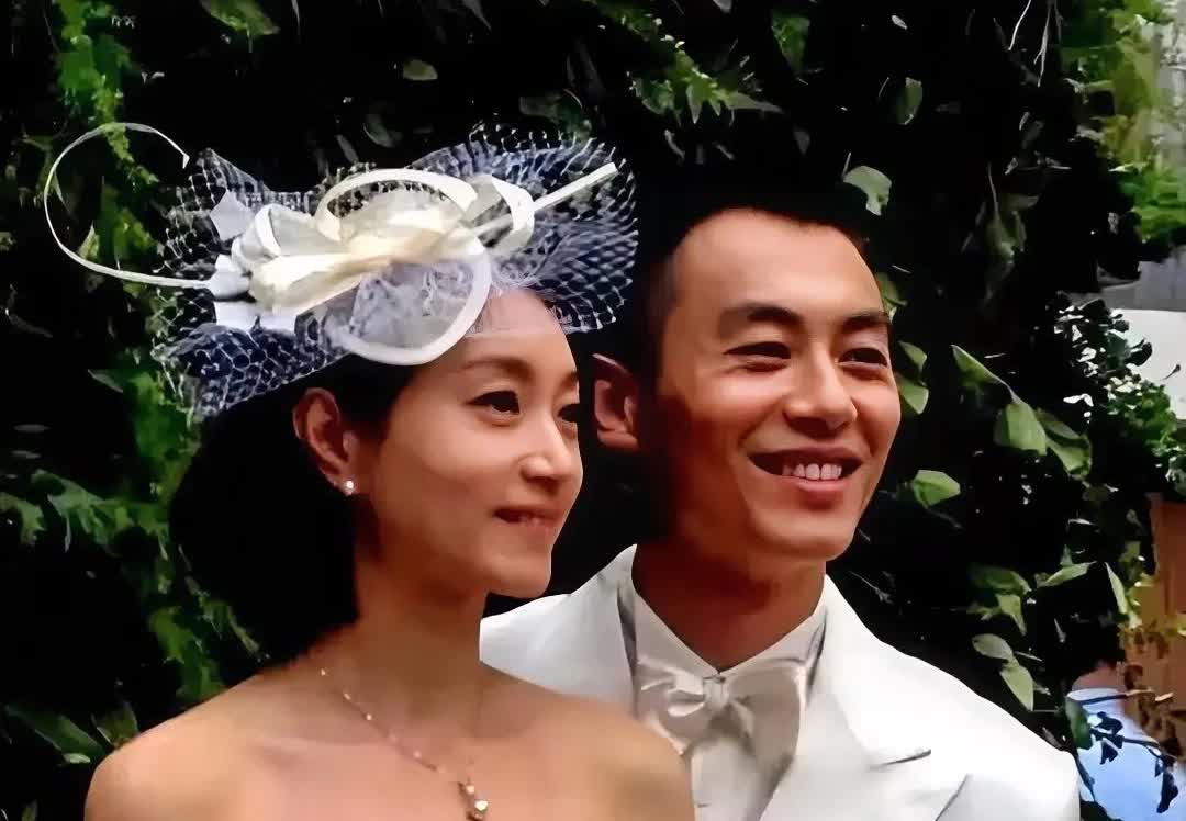 朱亚文
之前在网上护妻那叫一个直接：“别骂我老婆了，她42岁了！”想当年沈佳妮