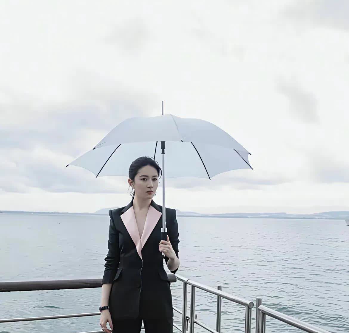 刘亦菲，170cm，大海的浩瀚，也比不上你美丽的容颜。