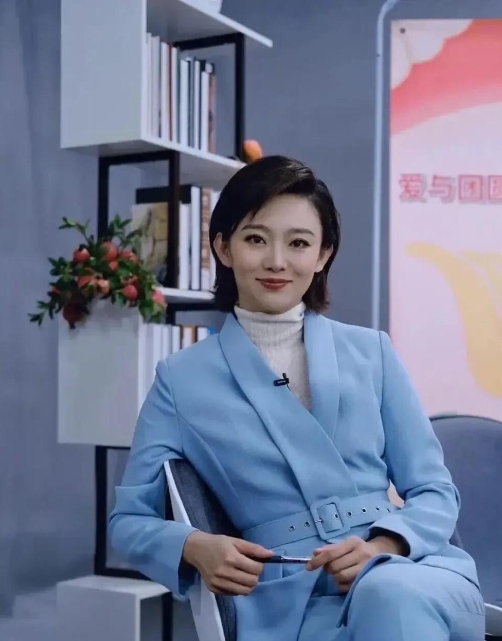 李七月气质也太好了吧，优雅知性，一身蓝色西装，坐在那里即使什么都不做，也太有韵味