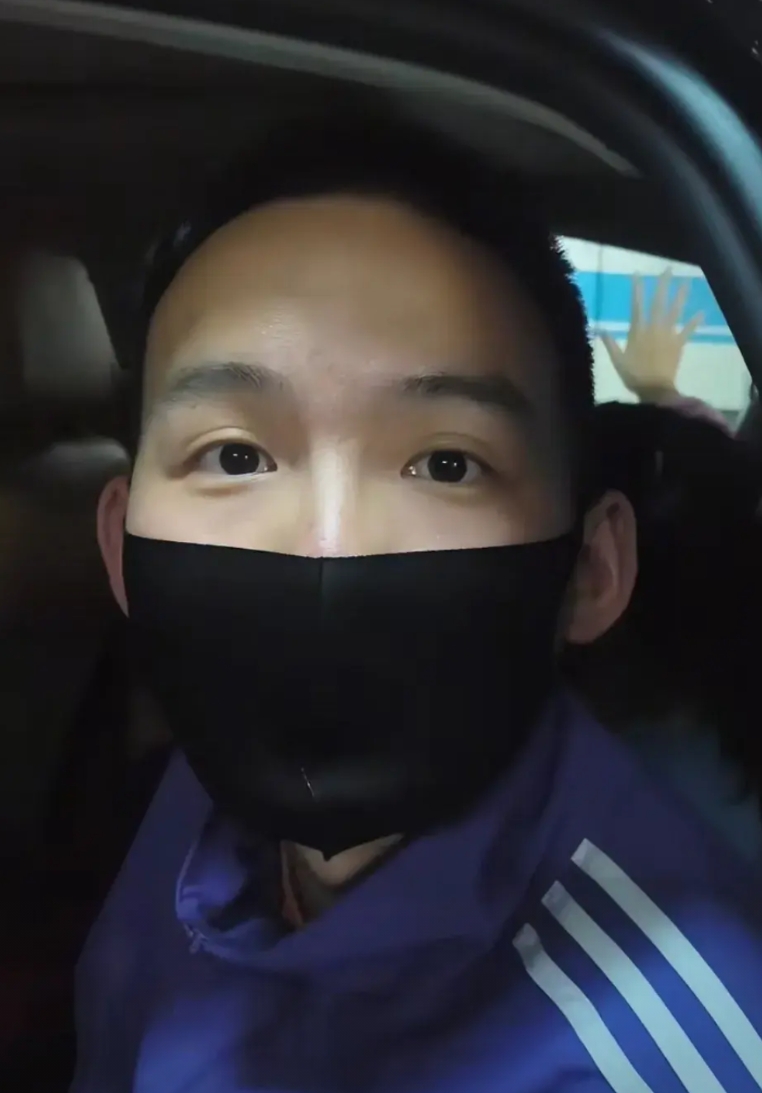 不得不承认，

谢浩南爸爸这种人，不成功都难。

因为他足够“狠”。

这种狠是