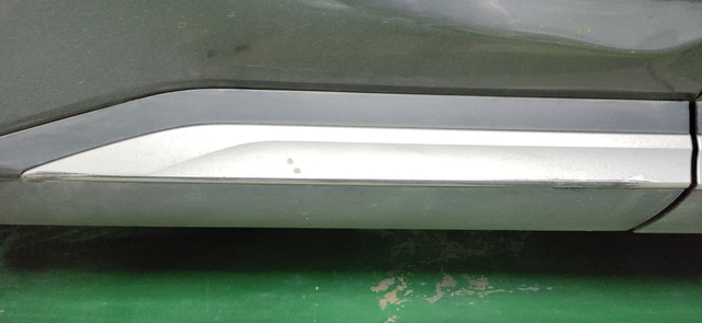 车门刮了4儿子店让换车门有必要吗
新手在车库转弯的地方刮到墙了，后车门的位置下面