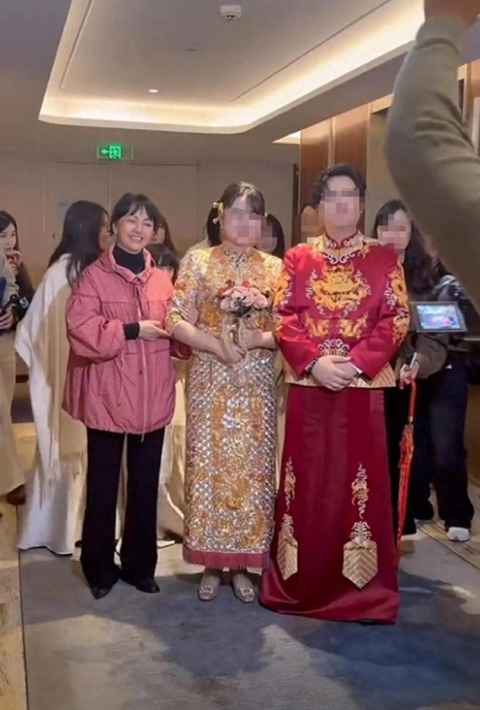 知名女星罗海琼参加外甥女婚礼，全家福曝光，两个女儿露脸都像总裁爸爸 ​​​