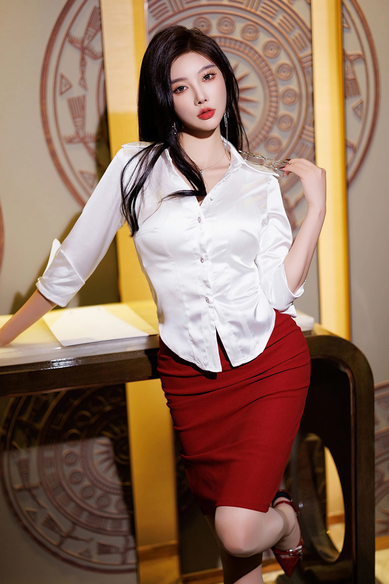 28岁杨晨晨红唇与红裙的呼应，肉丝加分！凸显美腿，双腿夹得好紧！女人味十足！