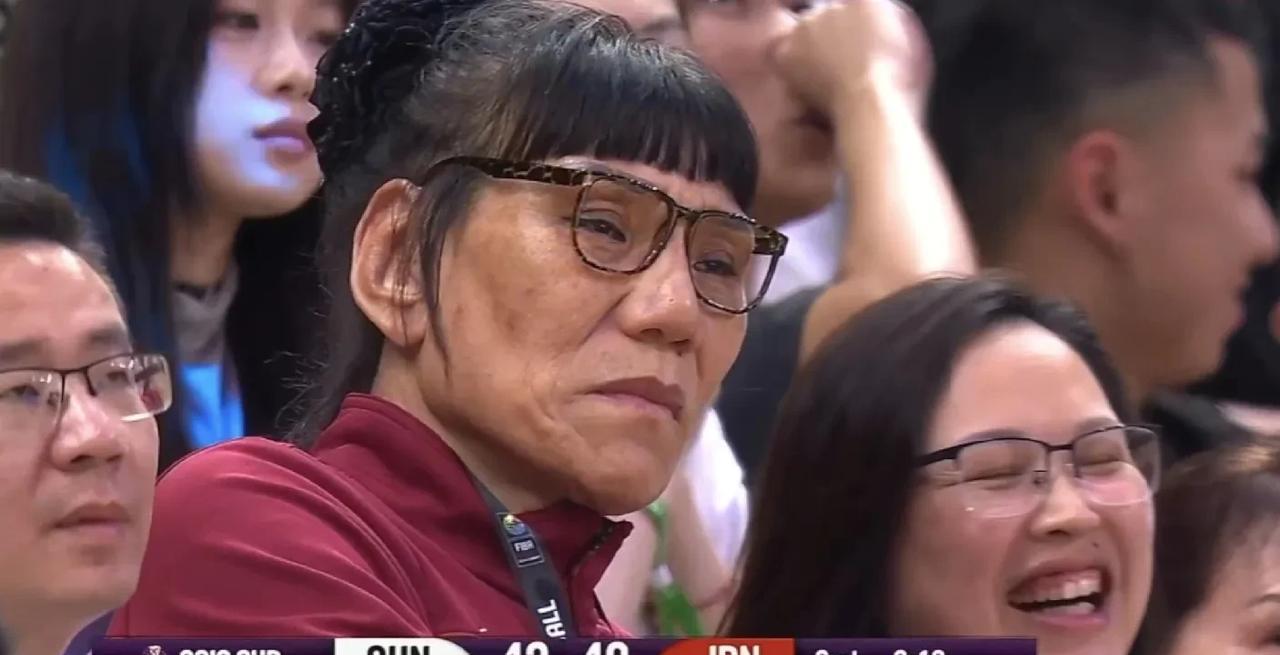 中国女篮名宿郑海霞在场边观战张子宇，是不是想到了曾经的自己？
       今天