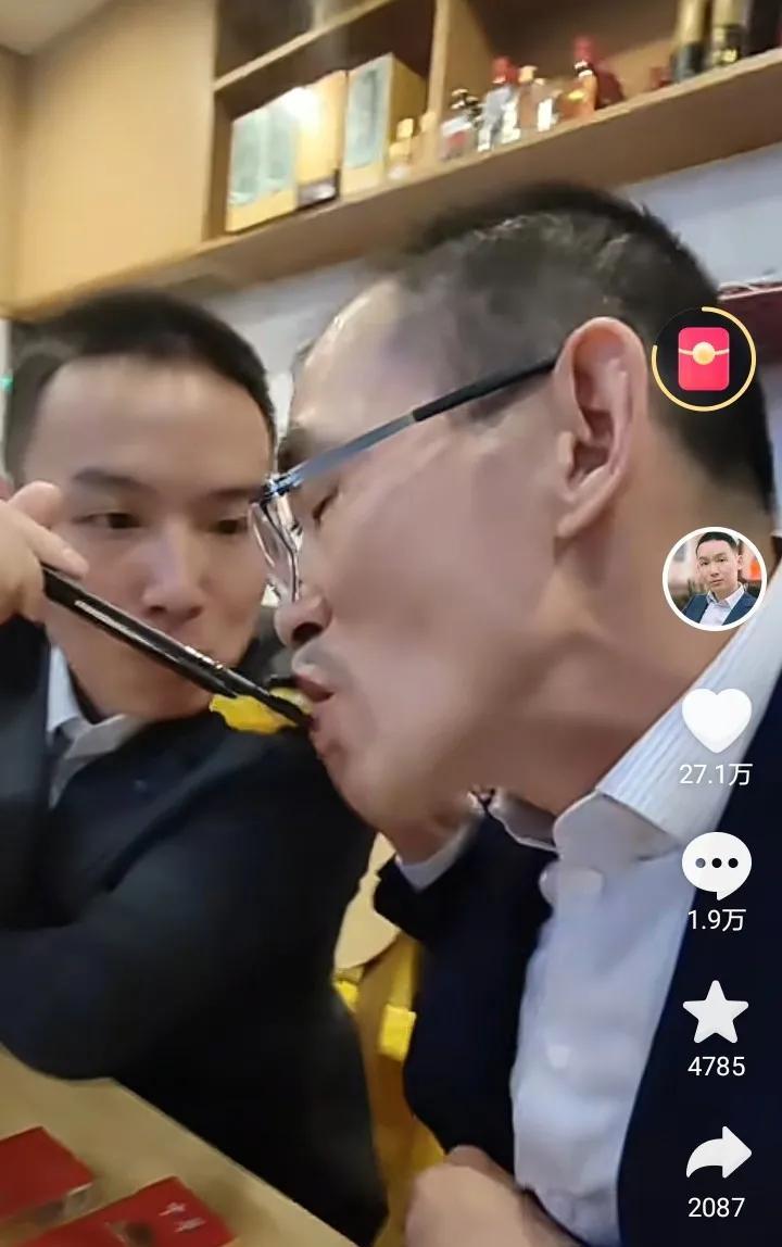 被这一条评论看哭了[泣不成声]
“儿子稳重的像个父亲，父亲开心的像个儿子。”看着