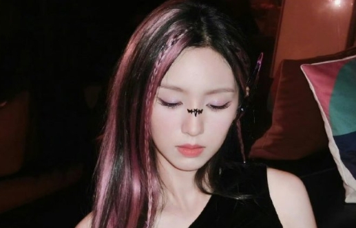 周也cos芮娜，也子这个造型别太美了，这谁能不大喊一句我可以。