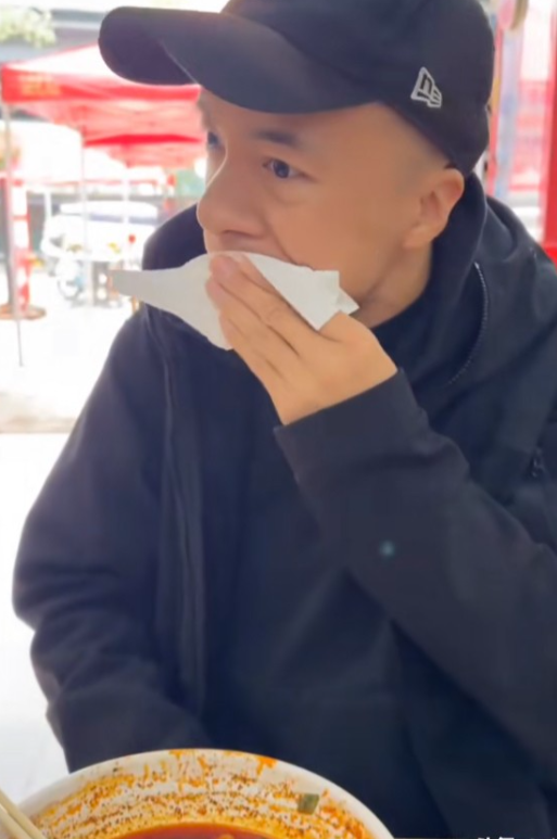 网红辛集飞在吃饭时莫名其妙扭头跌倒跪地，发生抽搐被送往医院救治。曾凭借一勺三花淡