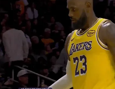 詹姆斯得分上双后被换下场，湖人换上布朗尼和替补缴械投降。
詹姆斯得到10分，也只