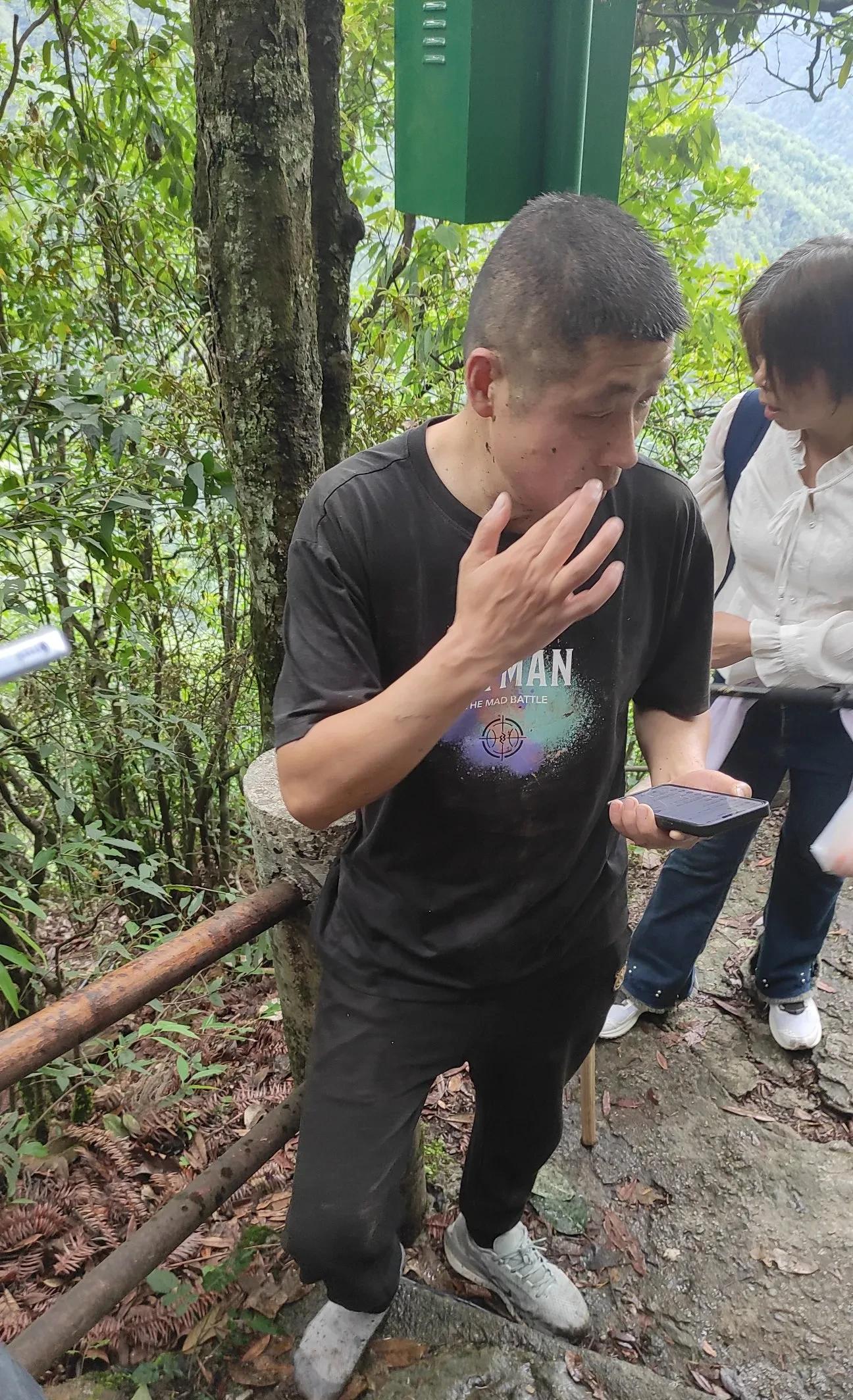 有人从梵净山景区摔下山去！



今晨九点，梵净山景区发生一起意外事故：一名约五