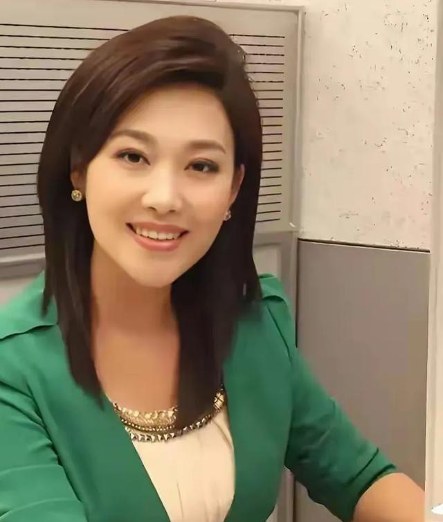 从地方台到新闻联播，郑丽如何实现央视主持的三级跳？
郑丽起步时不过是个地方台小主