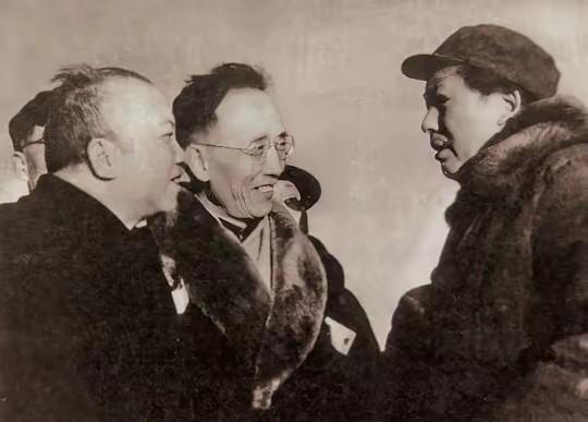 1949年，毛泽东主席在北京西苑机场与郭沫若、李济深等民主人士。[心][烟花][