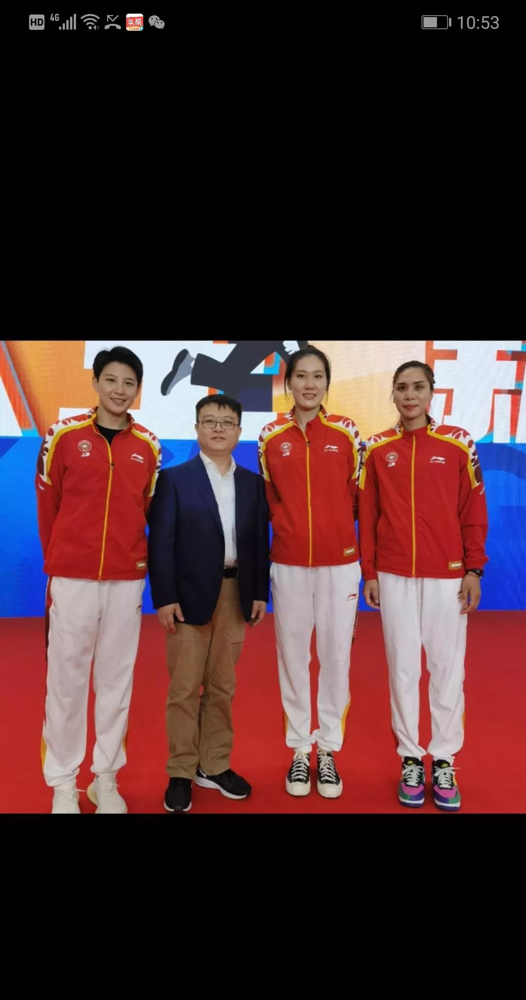 看到蔡斌入主上海女排担任主教练的消息，很高兴。上海女排有救了。
忽然想到上海女排