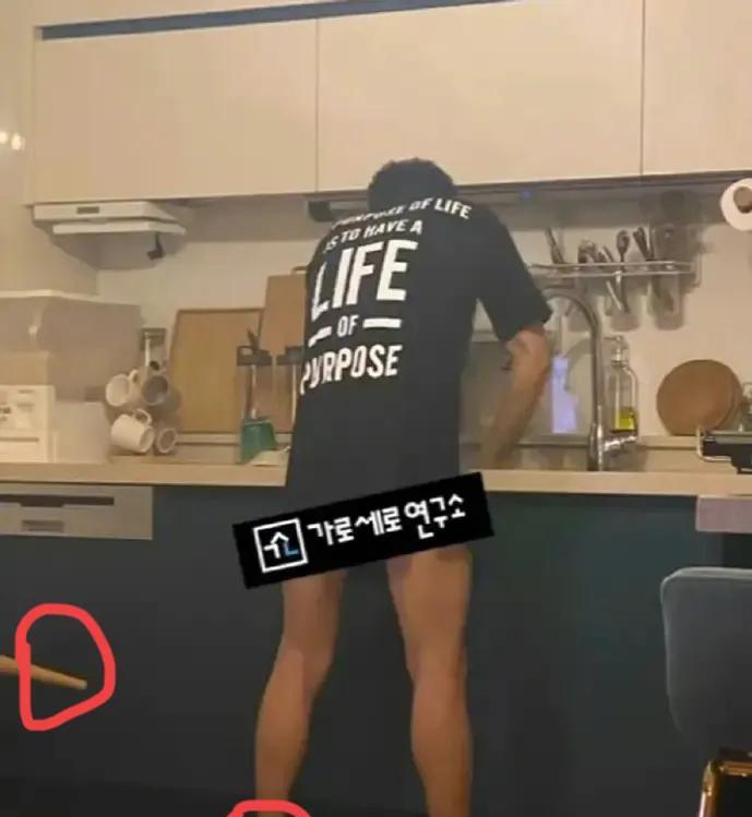 金秀贤这张照片，金赛纶妈妈选的不好！
我有3个疑问。
第一，金秀贤在金赛纶家脱裤