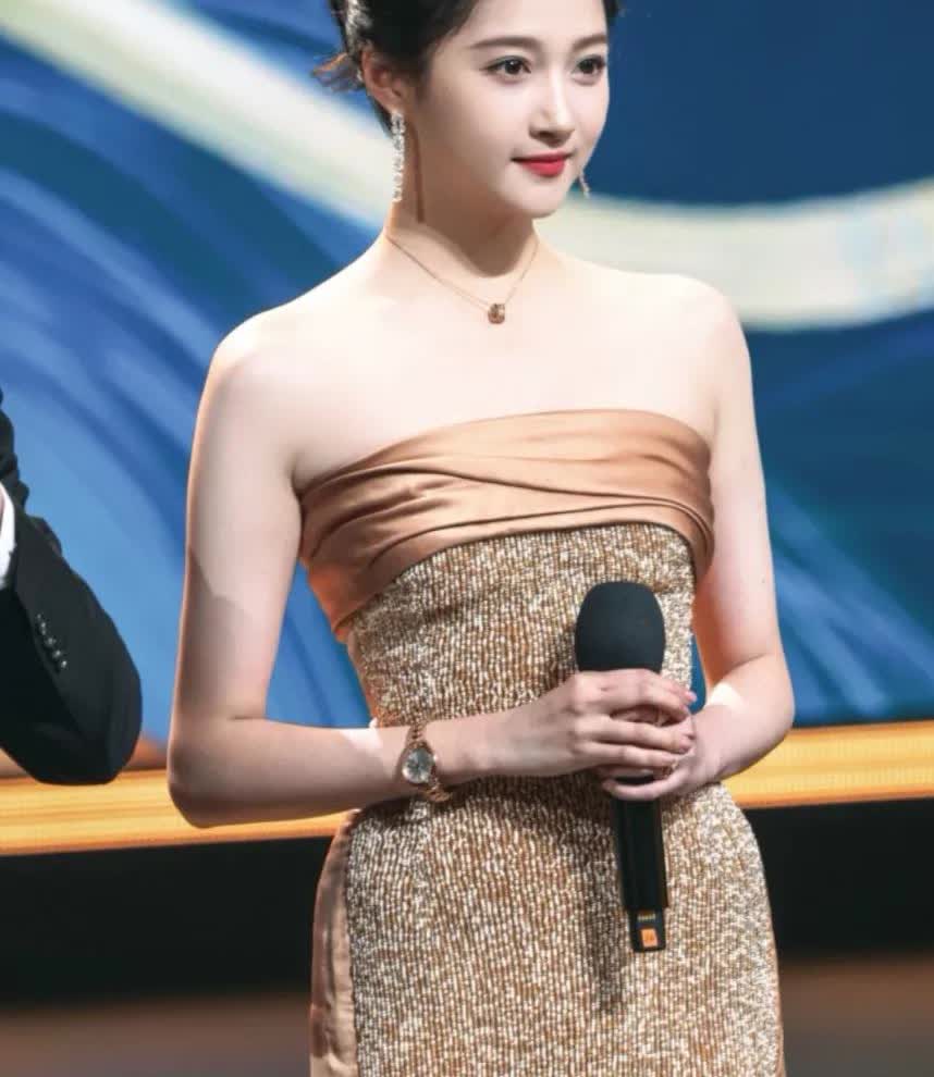 网友对关晓彤，像恶婆婆挑剔儿媳妇！
今年白玉兰舞台上的关晓彤惊艳到我了
礼服