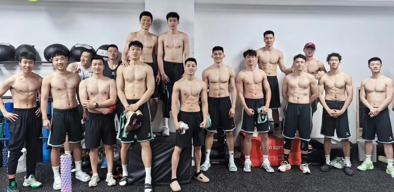 山东男篮成人组比赛想落后都难！  这支队伍以三胜一负的骄人战绩挺进决赛，仅次于实
