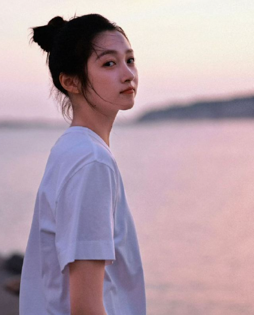 温柔坚定的白玫瑰具像化，与品牌理念不谋而合，大片每一帧都美如画！ ​​​