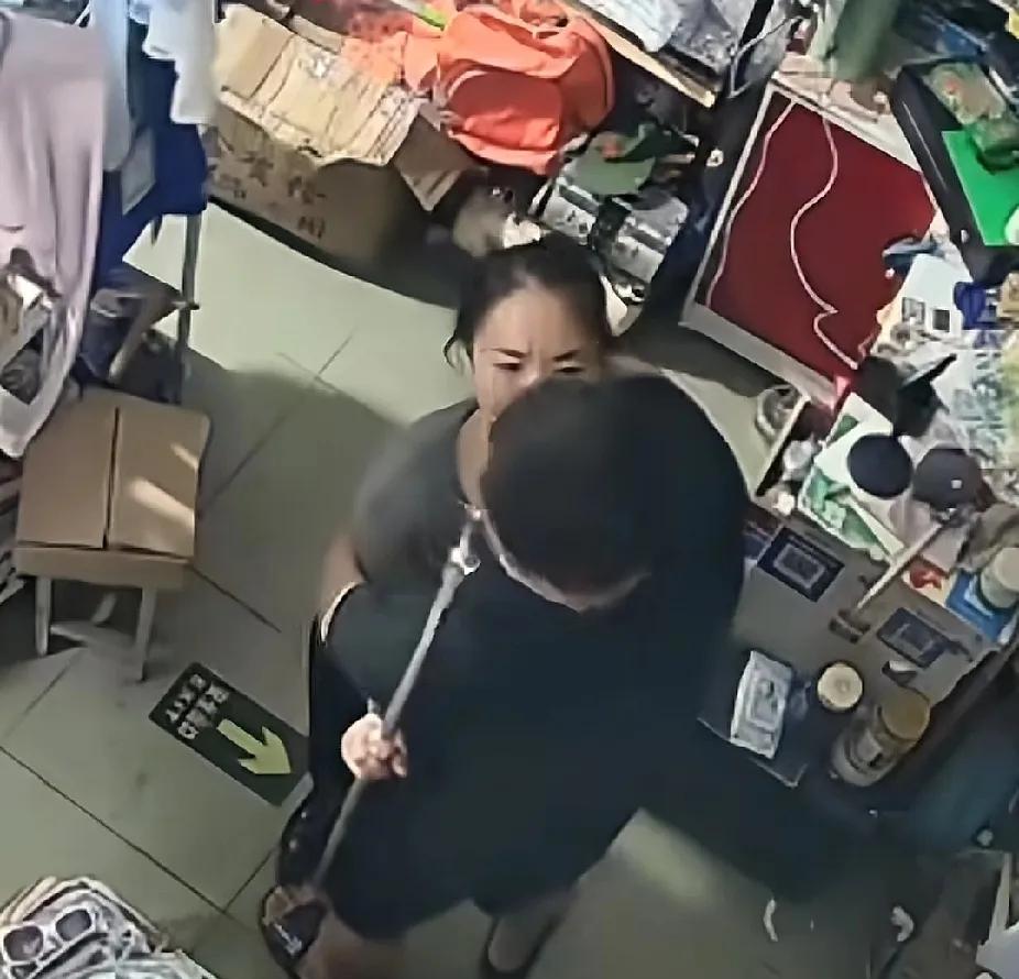 “我好害怕，害怕再也见不到你。”  丈夫紧紧搂着妻子，这句低语让妻子眼眶瞬间湿润