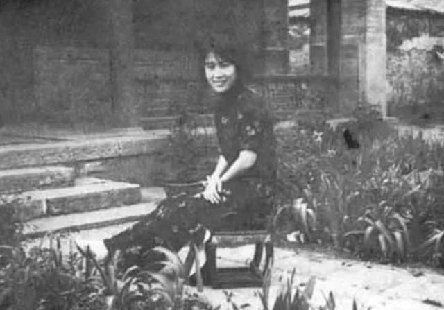1942年，北大教授梁宗岱，拿出全部家当3万块帮戏子赎身。妻子沈樱正怀3胎，得知