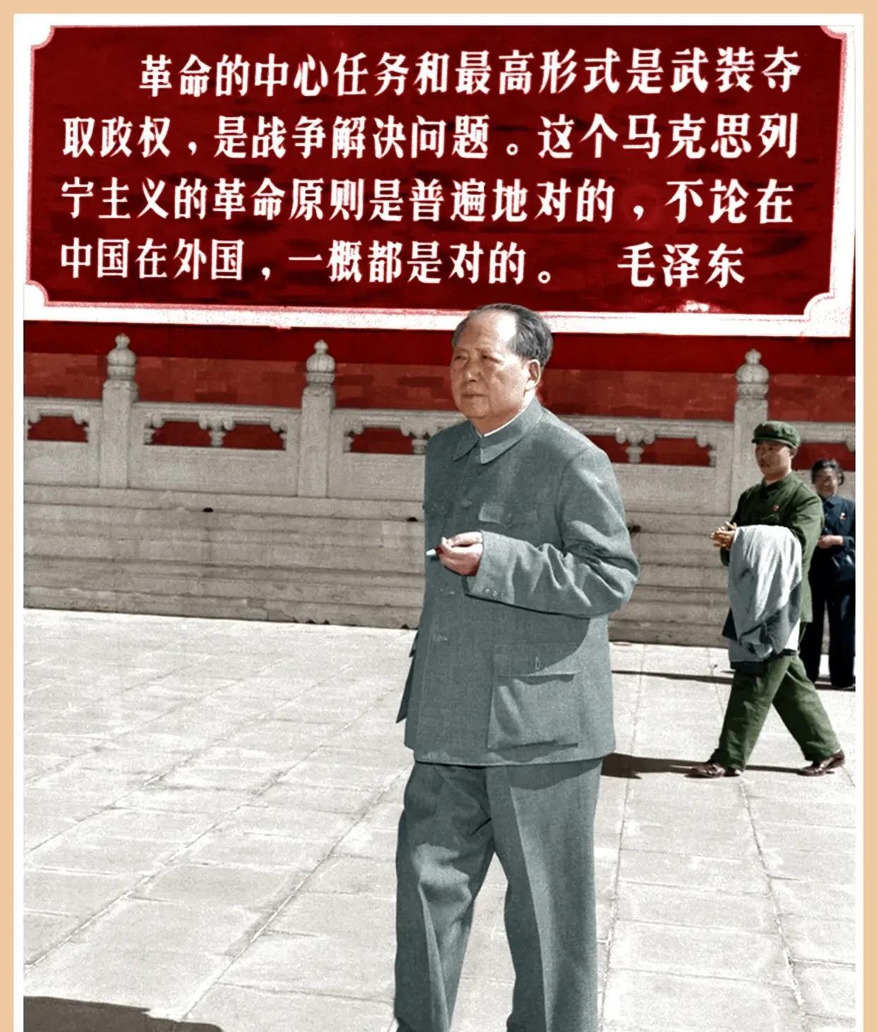 1967年10月1日，毛主席在天安门城楼上的留影。当天晚上，天安门广场举行了国庆