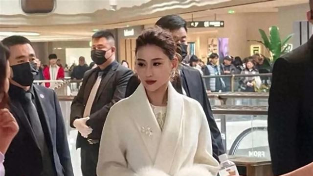 豪门千金何超莲西安现身，保镖护航气场全开，婚变传闻是真是假？