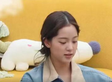 欧阳娜娜砍价引争议，高卖低买背后消费观遭质疑
