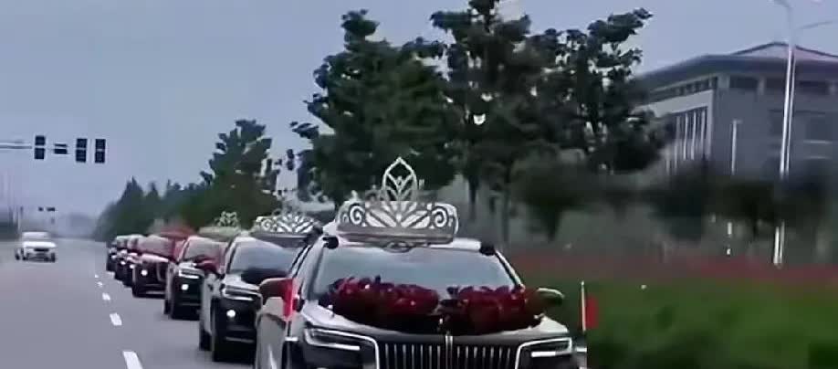 婚车才刚驶进小区呢，就被新娘给喊停了。新娘推开车门，嗖的一下就跑了出去，边跑还边
