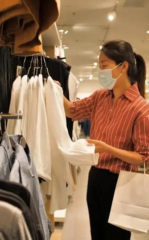 有没有和我一样50多岁还不停买衣服的女人？
我今年55岁了，但是我有一颗少女的心