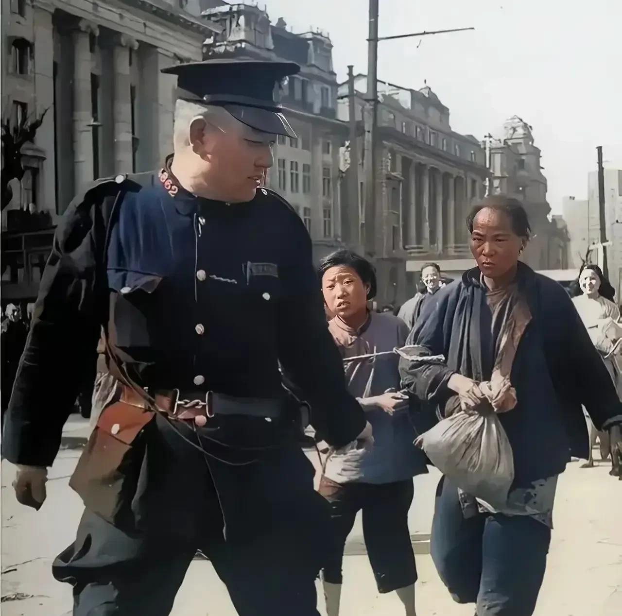一张看了让人心碎的图片，旧社会的警察牵着老百姓巡街？
在民国时期，在旧社会，由于