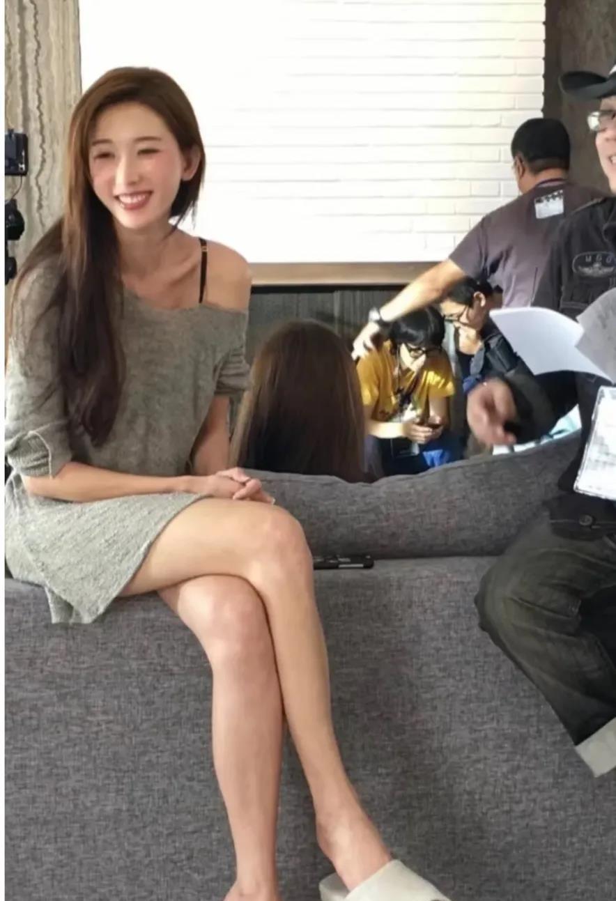 林志玲。这么精致的女人，在这种场合，怎么穿了一双居家拖鞋？