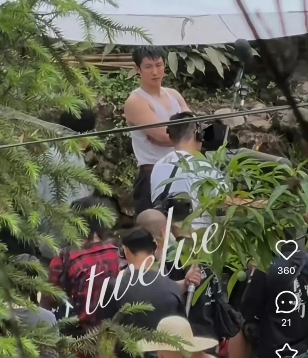 黄景瑜湿发白背心路透引热议！剧组伙食被“盖章认证”？
黄景瑜最新湿发白背心路透曝