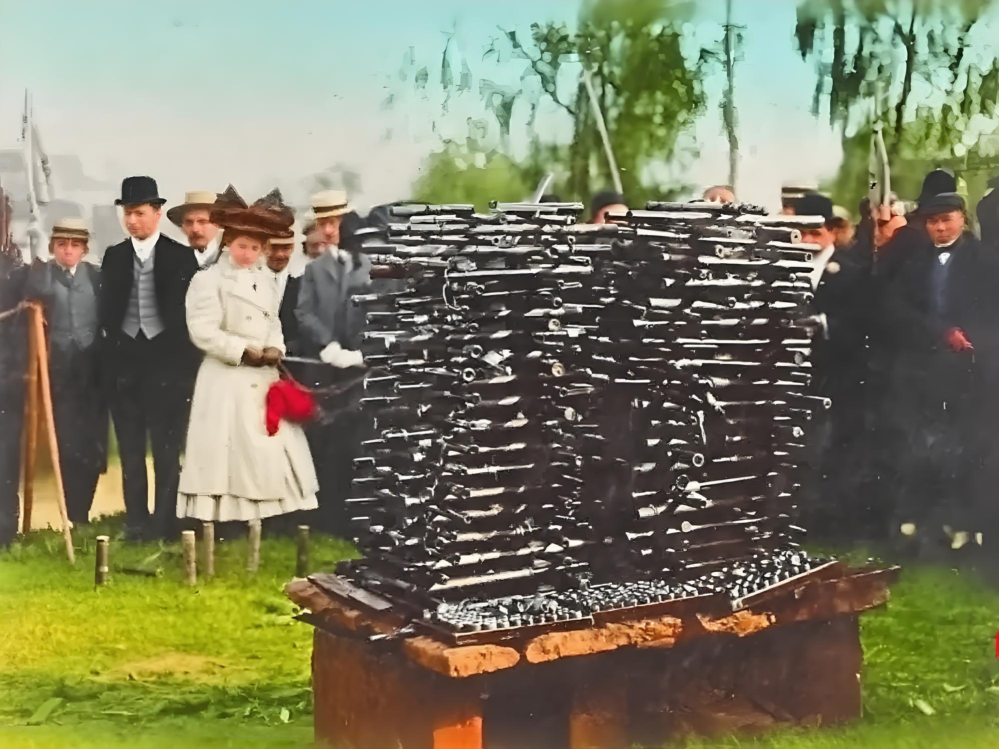 1908年，上海。中外人士一起销毁鸦片和烟枪。