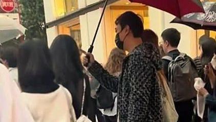 日本街头偶遇王思聪，贴心帮女生撑伞，一把伞遮三个人