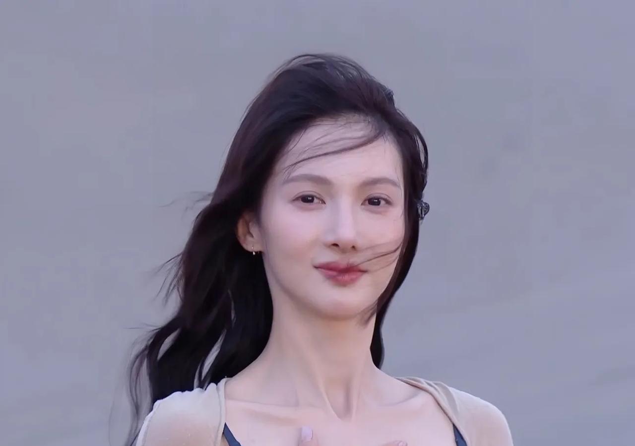 被金晨的颜反复拿捏！沙毯首秀惊鸿一瞥，发夹萌趣开车超飒