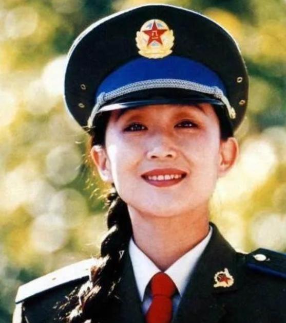 一天演员洪剑涛在家中睡觉，三更半夜之际突然楼下的女演员陈瑾来家里敲门，洪剑涛迷迷