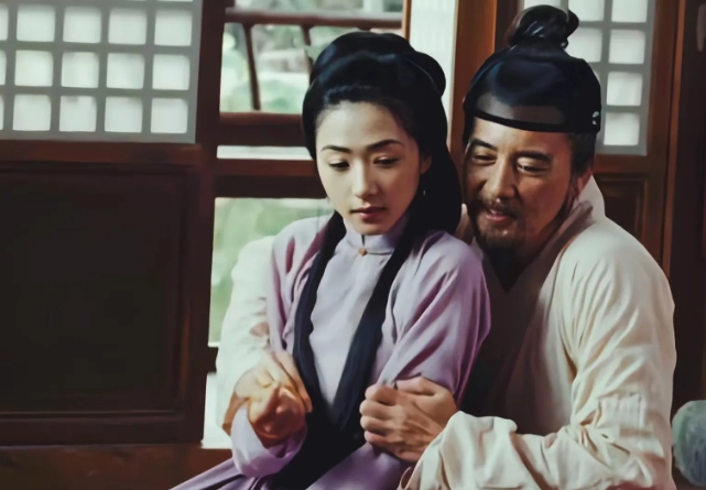 1641年，23岁的柳如是，嫁给了59岁的钱谦益，洞房花烛夜，钱谦益低声问道：“