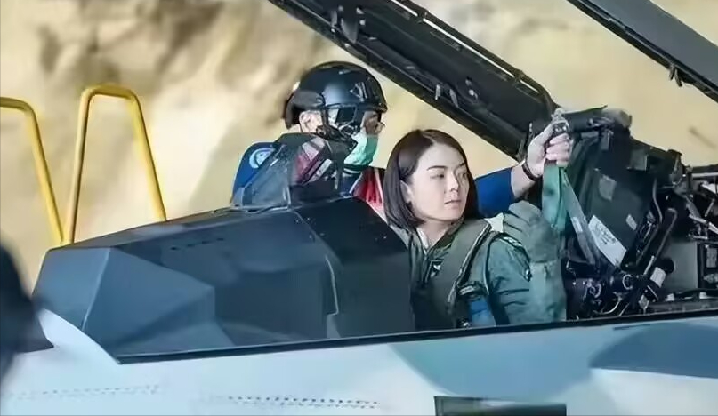 各位还记得这个台湾省的女飞行员吗？她叫郭文静，开F-16V的，当年在台湾省伪空军