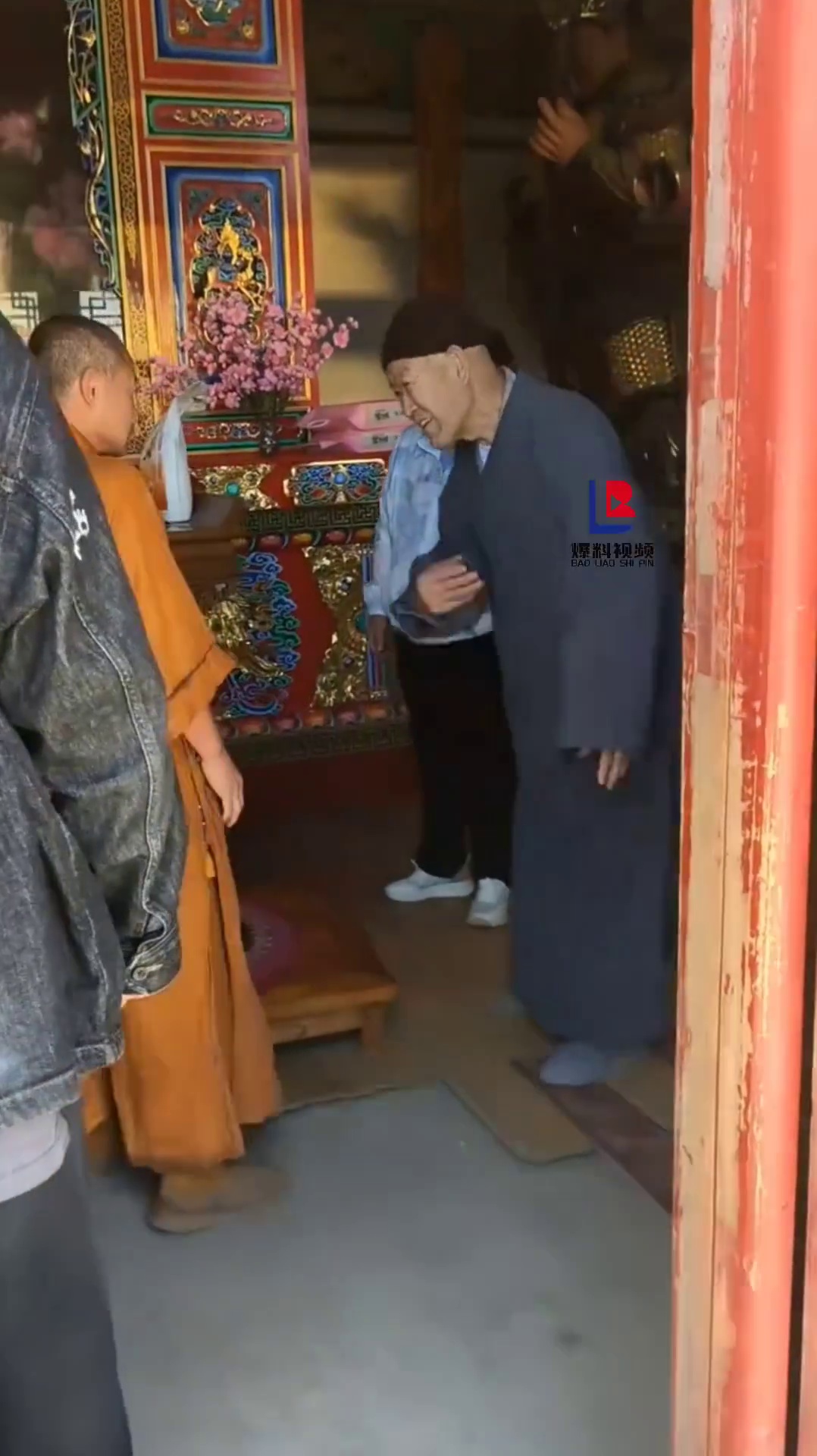 一对老人五台山寺庙供奉大米遭和尚嫌弃怒扔门口！